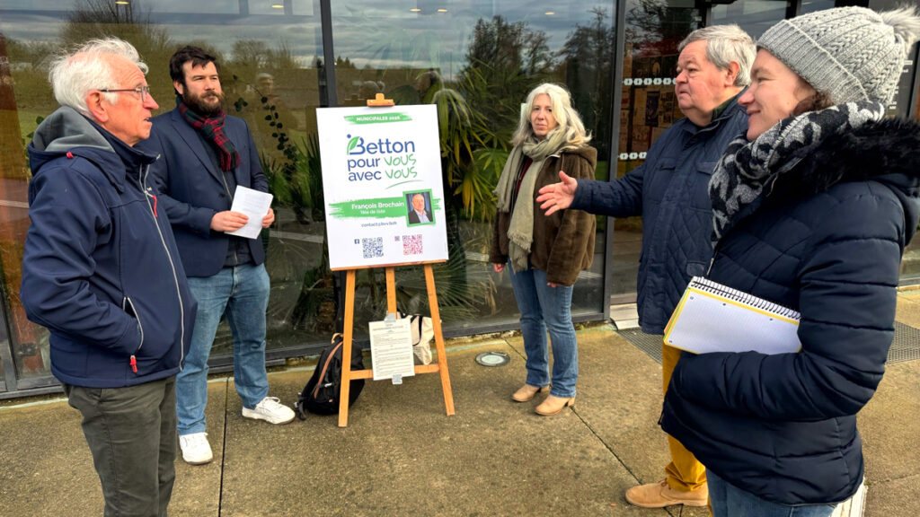 Rencontres citoyennes face à la médiathèque Théodore Monod à Betton