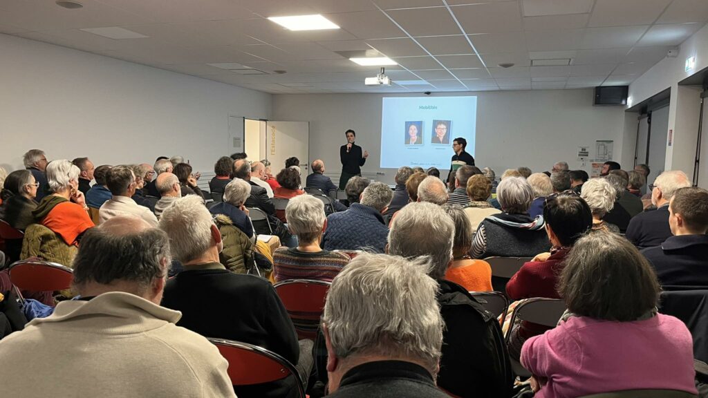 Réunion publique des municipales 2026 à Betton - salle comble à l’Estacade