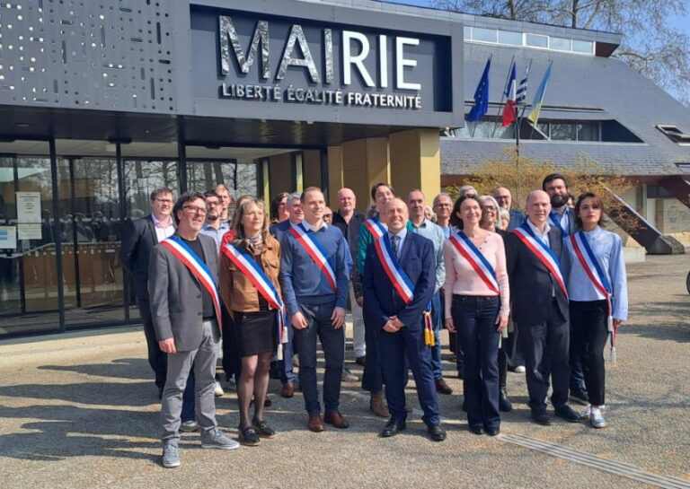 Une équipe rassemblée et souriante remercie les habitants après l’annonce des résultats des élections municipales à Betton.